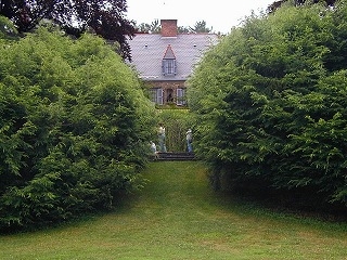 A view of part of the mansion (and some people—it's tough to avoid people on a Summer weekend!) from down in the yard. Those are some massive bushes!