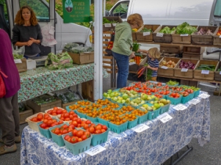 Farmers' market scene